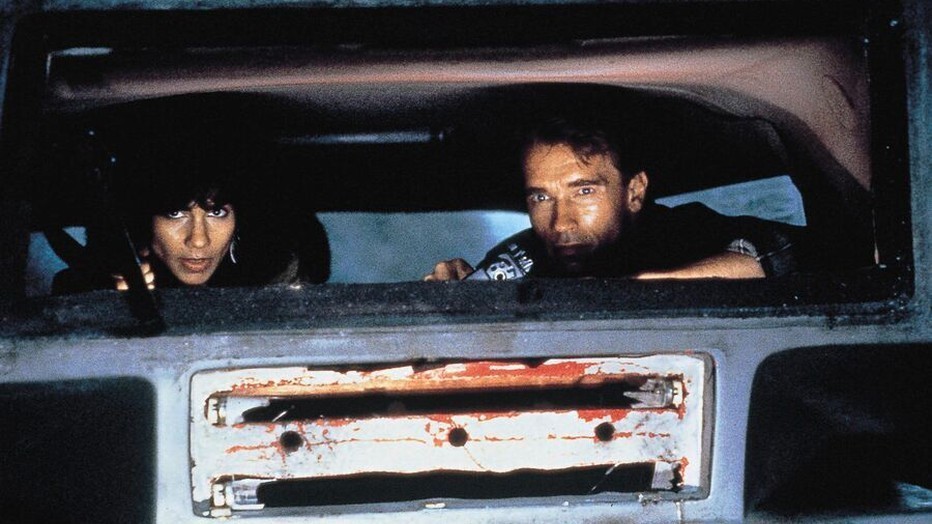 Rachel Ticotin als Melina en Arnold Schwarzenegger als Douglas Quaid in Total Recall