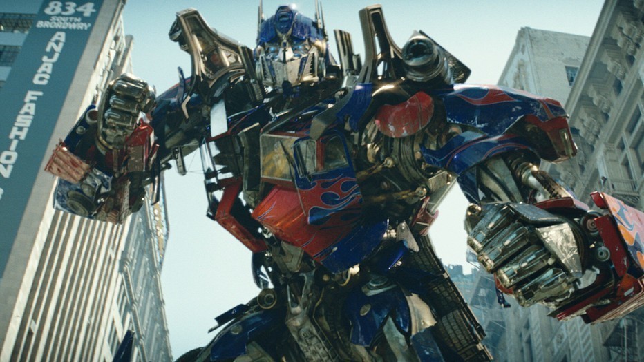 Shia LaBeouf koopt een bijzondere auto in Transformers Shia LaBeouf koopt een bijzondere auto in Transformers