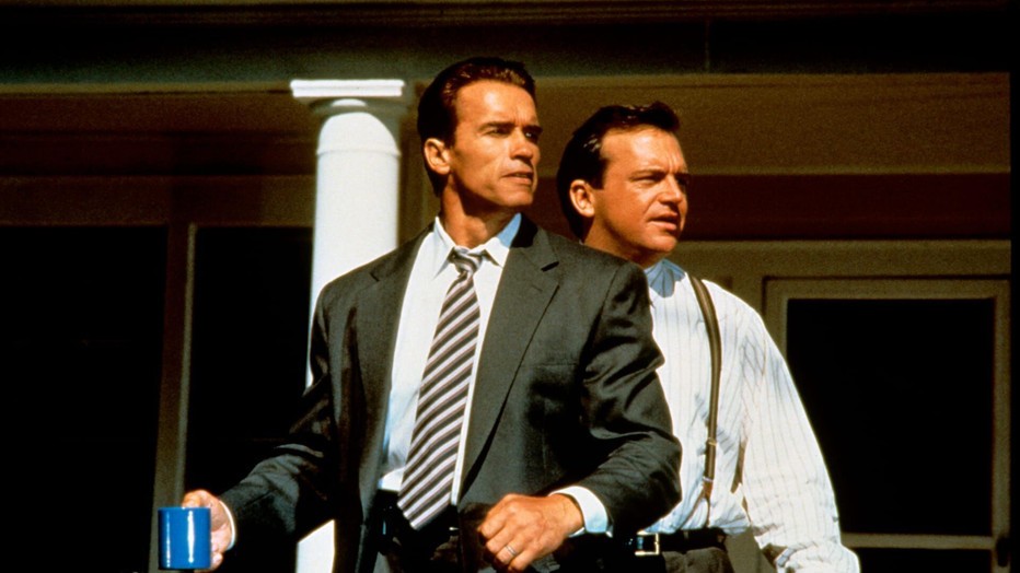 Arnold Schwarzenegger als Harry Tasker en Tom Arnold als Albert Gibson in True Lies Arnold Schwarzenegger als Harry Tasker en Tom Arnold als Albert Gibson in True Lies