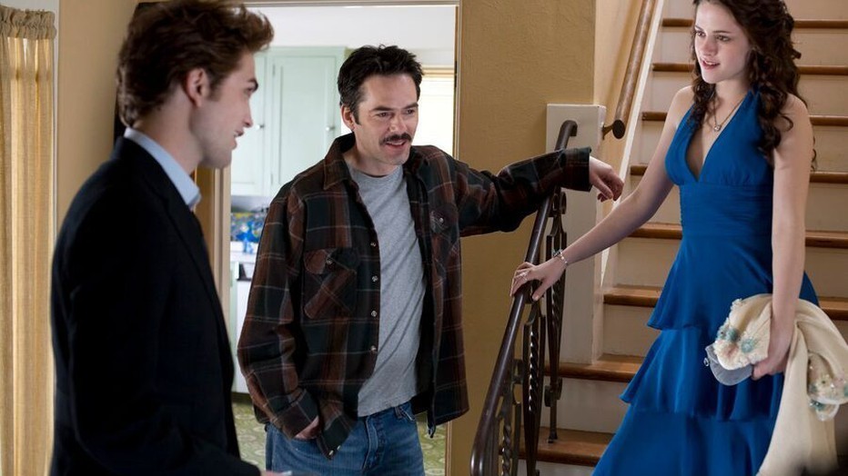 Robert Pattinson, Billy Burke en Kristen Stewart in Twilight Robert Pattinson, Billy Burke en Kristen Stewart in Twilight