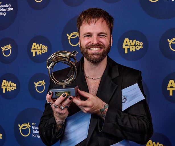 Tim Hofman kondigt start van nieuwe afleveringen Over Mijn Lijk Reünie aan