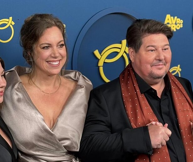 Martijn Krabbé met familie over de blauwe loper bij Gouden Televizier-Ring Gala