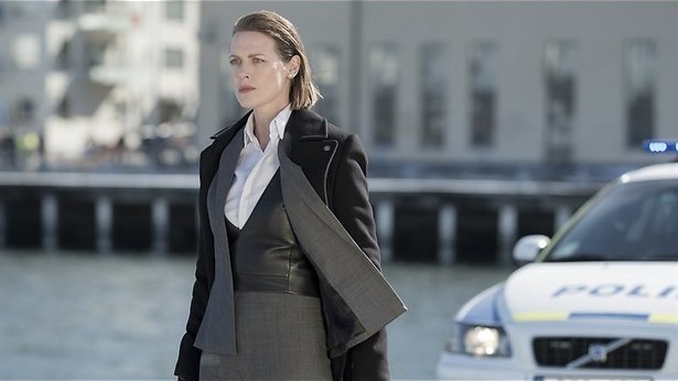 Sylvia Hoeks zit achter Claire Foy aan