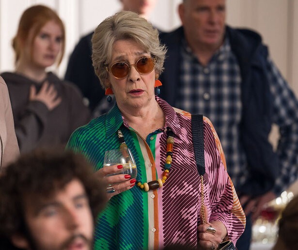 Fanatieke puzzelaar lost moorden op in de nieuwe luchtige misdaadserie The Puzzle Lady bij BBC NL