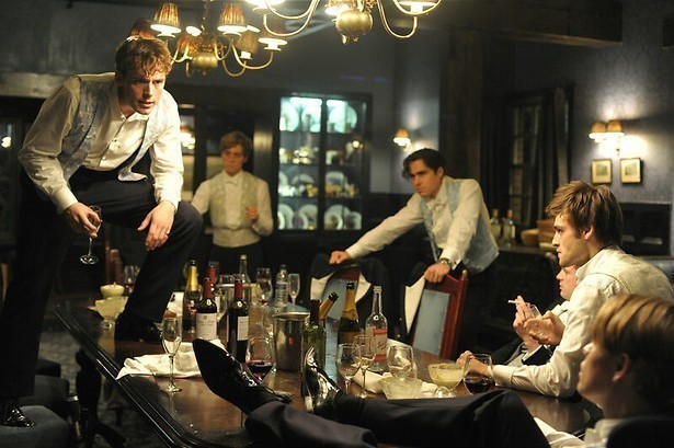 Max Irons brast er op los