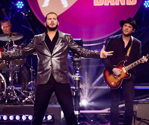 Bouke, de Elvis uit Emmen, blaast jury omver en wint The Tribute - Battle of the Bands