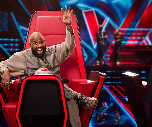 Willie Wartaal krijgt geen genoeg van de blind auditions tijdens The Voice of Holland