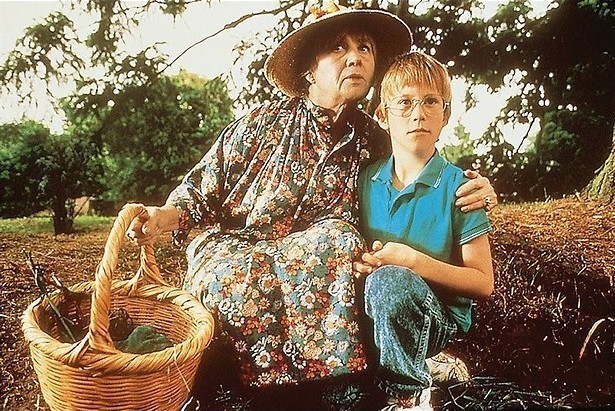 The Witches: Angelica Huston schittert als heks