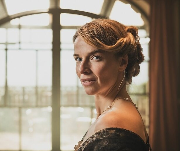 Kostuumdrama Grand Hotel aan Zee strikt bekende cast: bekijk wie meespelen