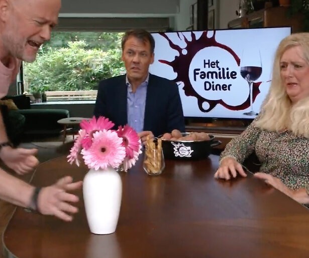 Tijs van den Brink flopt als Het Familiediner-presentator
