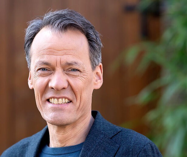 Tijs van den Brink gaat weg bij de EO en maakt een opmerkelijke carrièreswitch