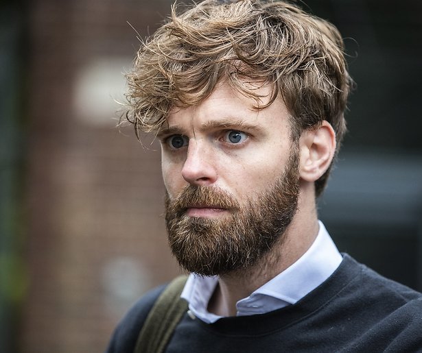 Tim Hofman verjaagd door relschoppers tijdens BOOS-opnames