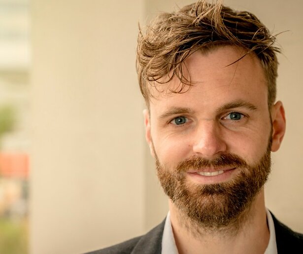 Tim Hofman doet na Voice-schandaal onderzoek naar toeslagenaffaire