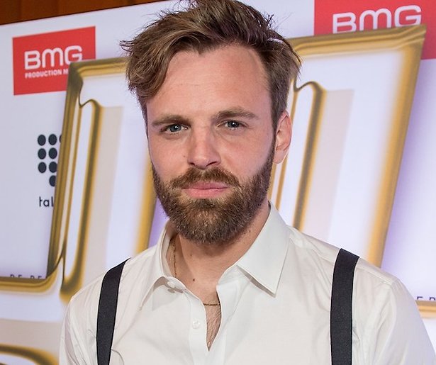 Tim Hofman laat betekenisvolle Over mijn lijk-tattoo zetten