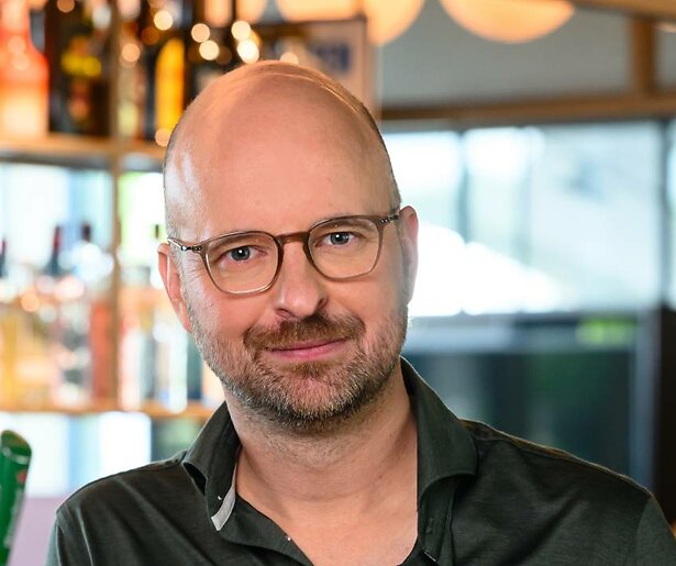 Tim de Wit komt in actie als presentator van Bar Laat