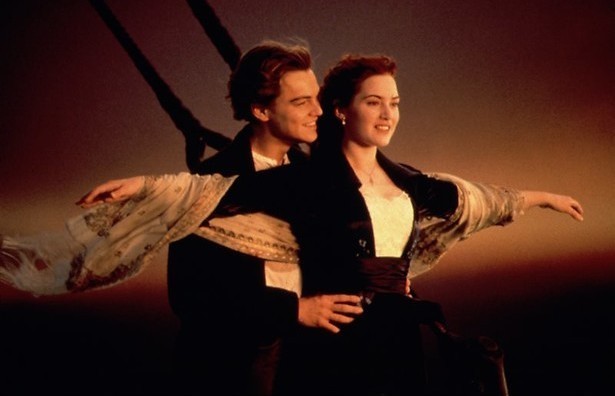 Leonardo DiCaprio is op Kate Winslet in Titanic