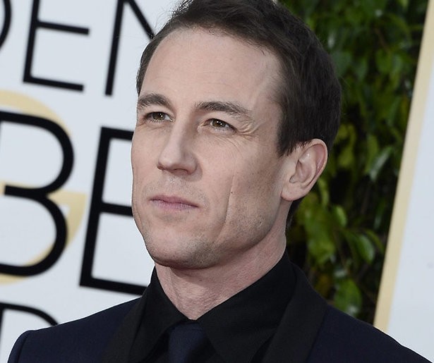 Acteur Tobias Menzies verklapt startmaand derde seizoen The Crown