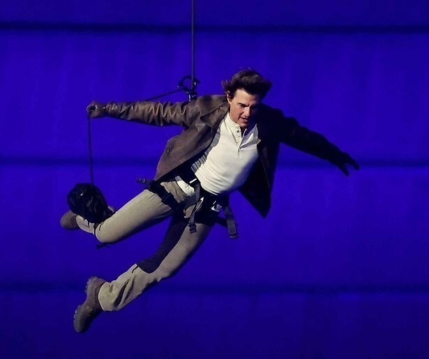 Kijk hoe Tom Cruise van het dak van de Stade de France springt tijdens de sluitingsceremonie