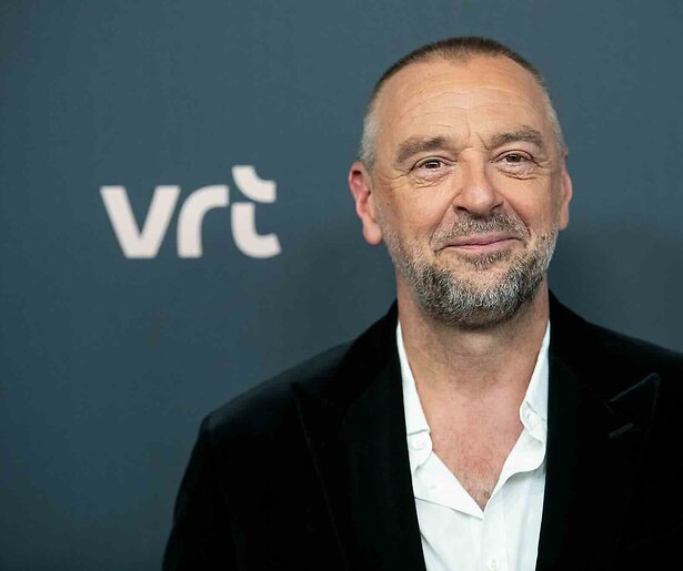 Eva Jinek voelt dinsdag straalbezopen chauffeur Tom Waes aan de tand 