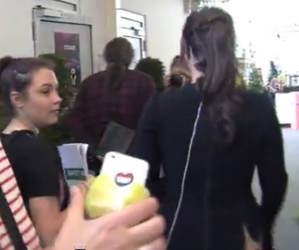 Heeft Trijntjes jurk een gat bij haar billen?