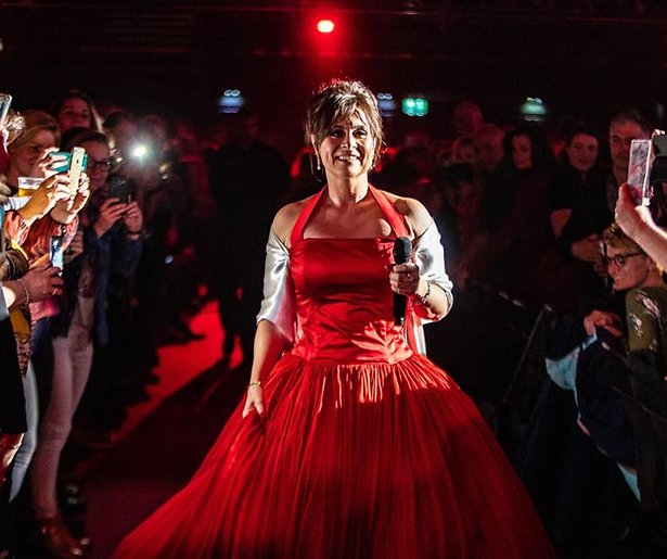 Trijntje en Candy verkopen hun kleren