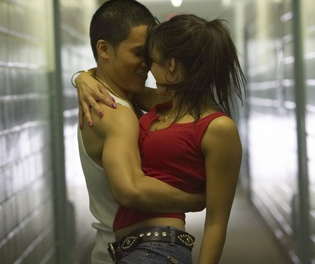 Antonio Banderas leert een groep achterstandsjongeren de tango