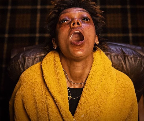 Sophie Wilde roept geesten op met een macabere hand in Talk to Me