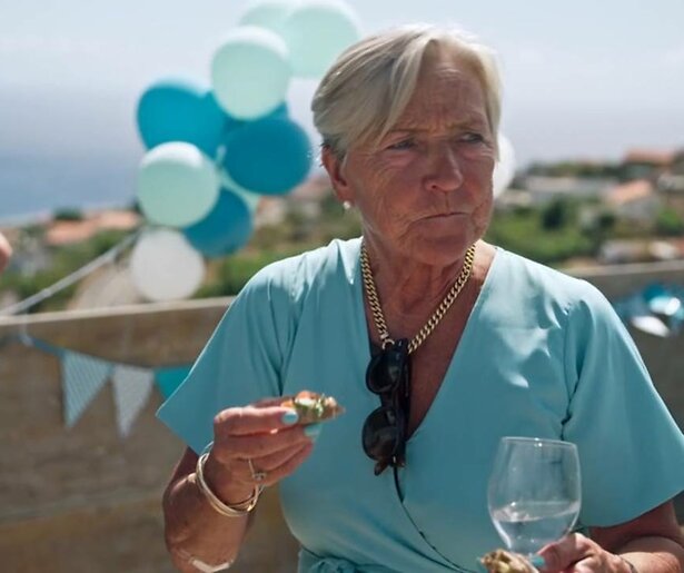 Ted viert haar zeventigste verjaardag in een nieuwe aflevering van Daar Gaan Ze Weer