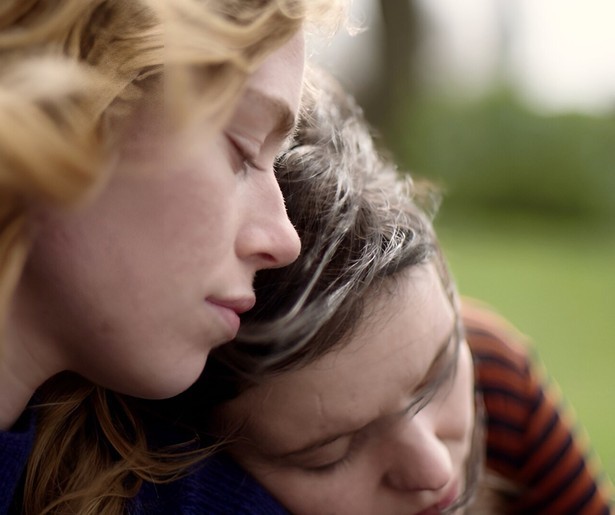 Op deze datum zie je de emotionele dramafilm En We Vliegen door de Dagen op NPO 3