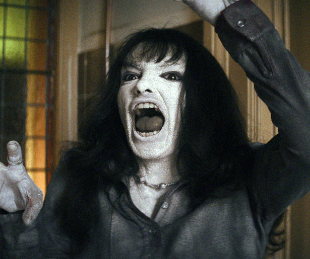 Een geest neemt het lichaam van Josephine Arendsen over in Telefilm: Geestig