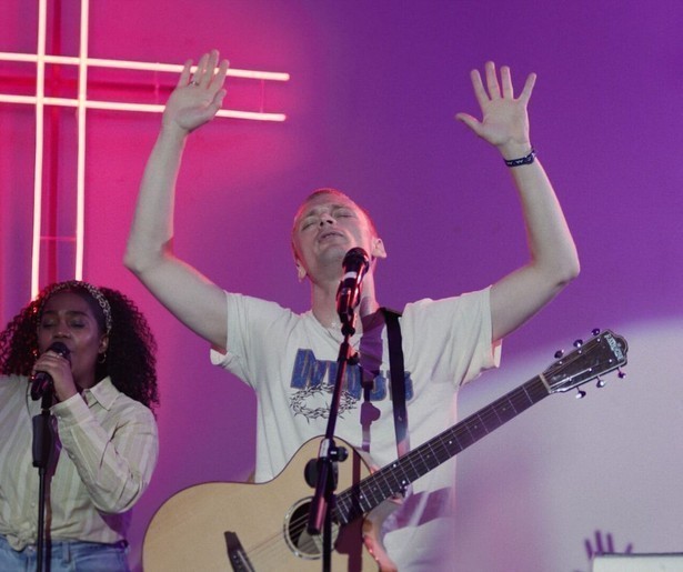 Jonas Smulders twijfelt opeens aan van alles in Telefilm: Pinksterprins