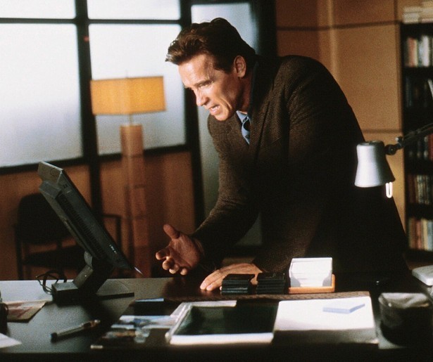 Arnold Schwarzenegger ontmoet de identieke versie van zichzelf in The 6th Day