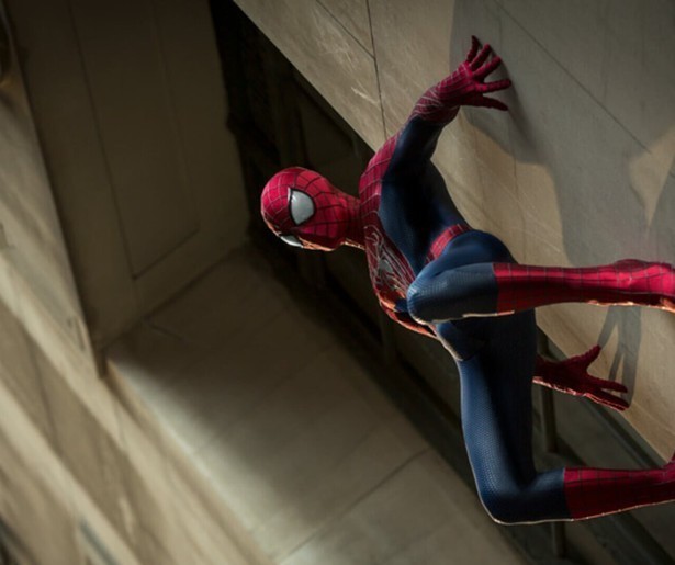 Andrew Garfield neemt het op tegen twee levensgevaarlijke superschurken in The Amazing Spider-Man 2
