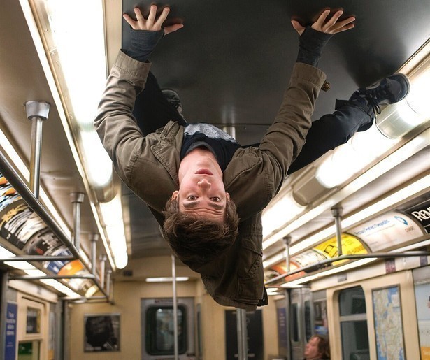 Andrew Garfield bestrijdt het kwaad als The Amazing Spider-Man