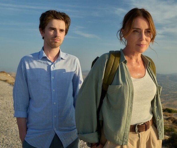 Julie en haar zoon Edward zijn op de vlucht in The Assassin