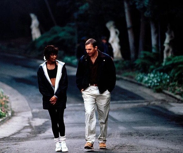 Kevin Costner beschermt Whitney Houston met zijn leven in The Bodyguard