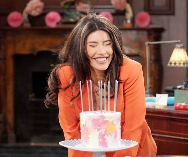 Ridge en Brooke blazen negenduizend kaarsjes uit in The Bold and the Beautiful 