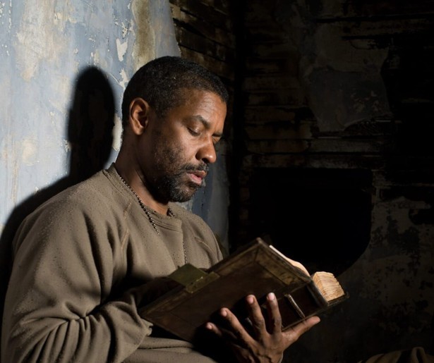 Denzel Washington draagt een bijzonder boek bij zich in The Book of Eli
