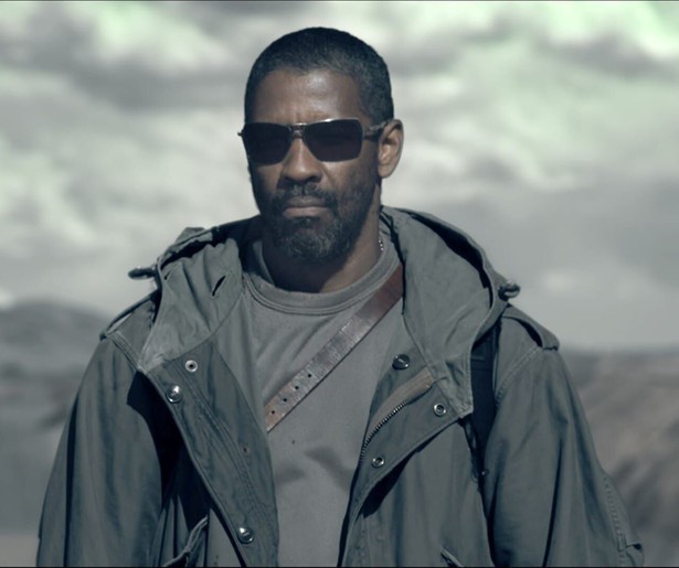 Denzel Washington moet een boek met zijn leven beschermen in The Book of Eli