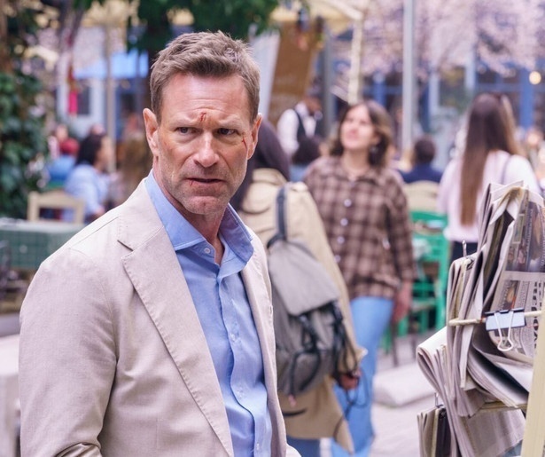 Aaron Eckhart moet aan de bak in de tv-première van The Bricklayer