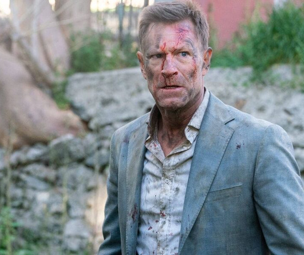 Aaron Eckhart wordt gedwongen tot een gevaarlijke missie in The Bricklayer