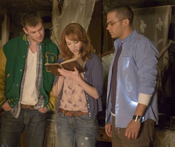 Chris Hemsworth wacht de vakantie from hell in The Cabin in the Woods