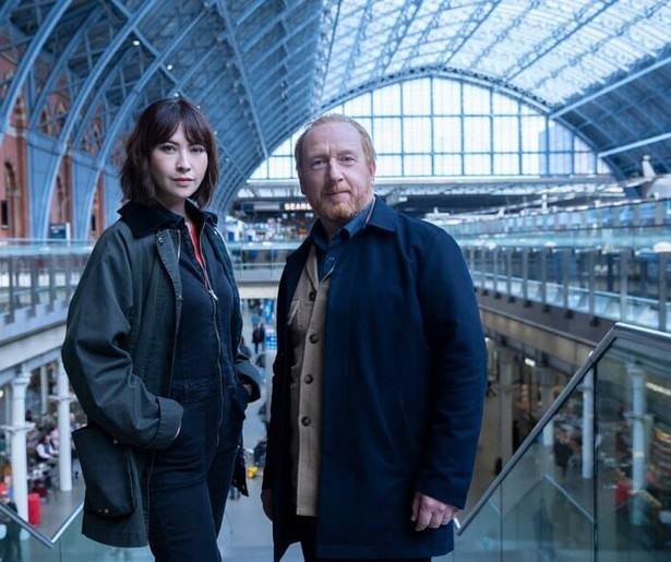 Max en Layla onderzoeken de moord op de manager van een kunstgalerie in The Chelsea Detective