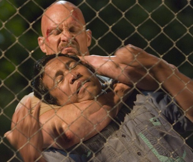 Stone Cold Steve Austin moet voorkomen dat hij koud wordt gemaakt in The Condemned