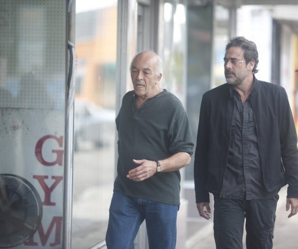 Jeffrey Dean Morgan levert pakjes af in The Courier