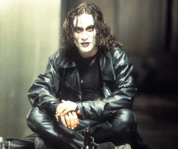 Brandon Lee schittert als Eric Draven in The Crow