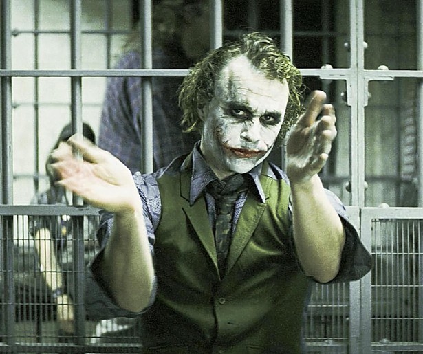 Heath Ledger jaagt weer eens iedereen de stuipen op het lijf in The Dark Knight