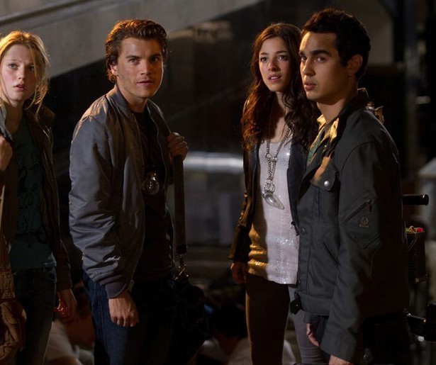 Emile Hirsch en Max Minghella moeten zich in The Darkest Hour verstoppen voor een buitenaardse invasie 