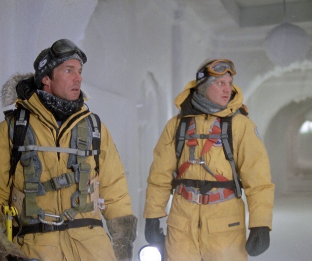 Jake Gyllenhaal wordt bedolven onder sneeuw en ijs in The Day After Tomorrow
