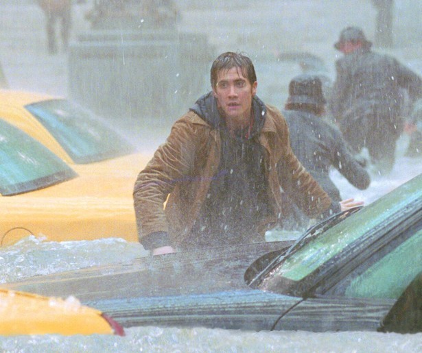 Jake Gyllenhaal wordt compleet bedolven onder sneeuw en ijs in The Day After Tomorrow